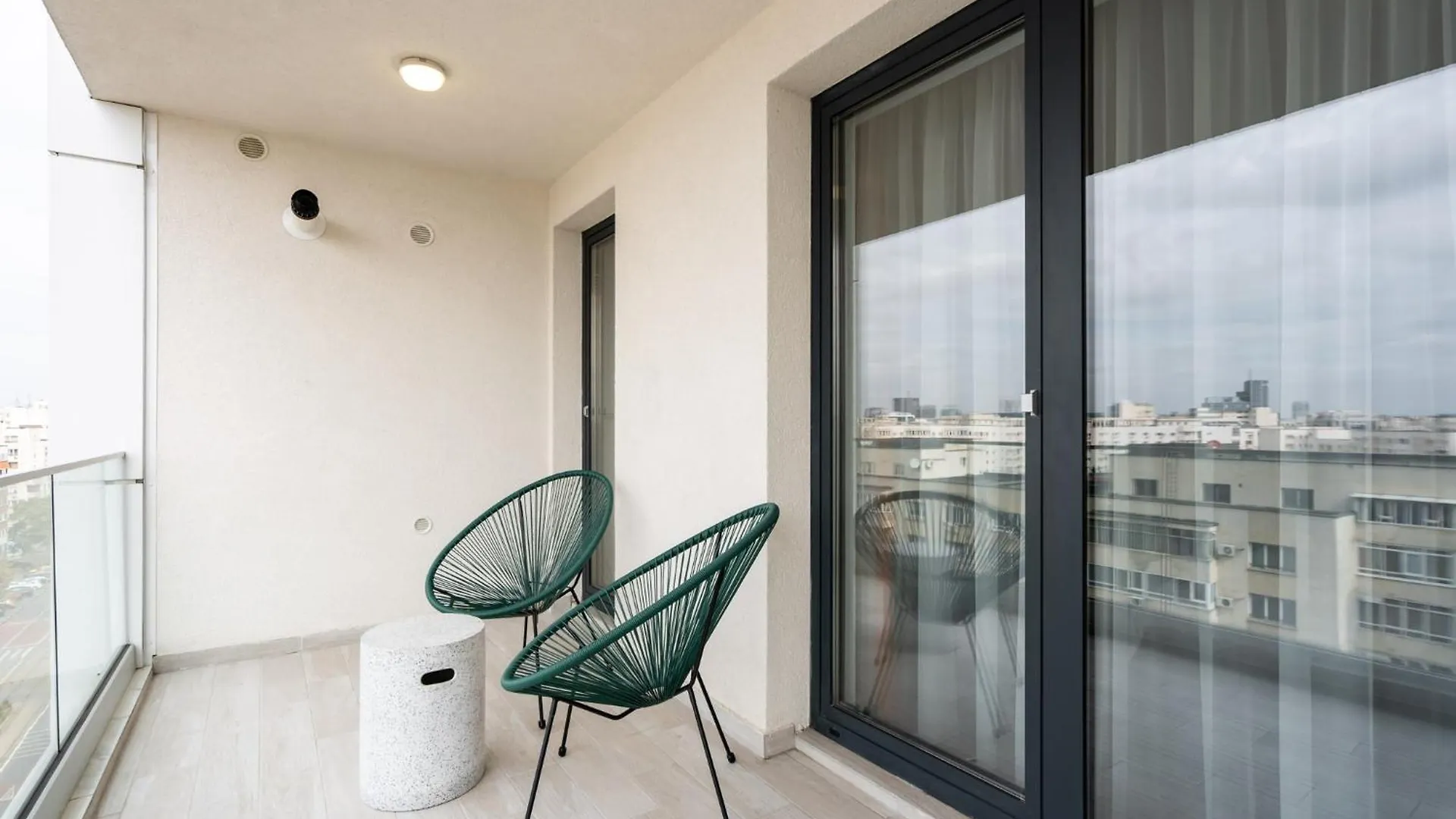 Classy Sassy - Elegant Escape In Timpuri Noi Bucharest Apartment