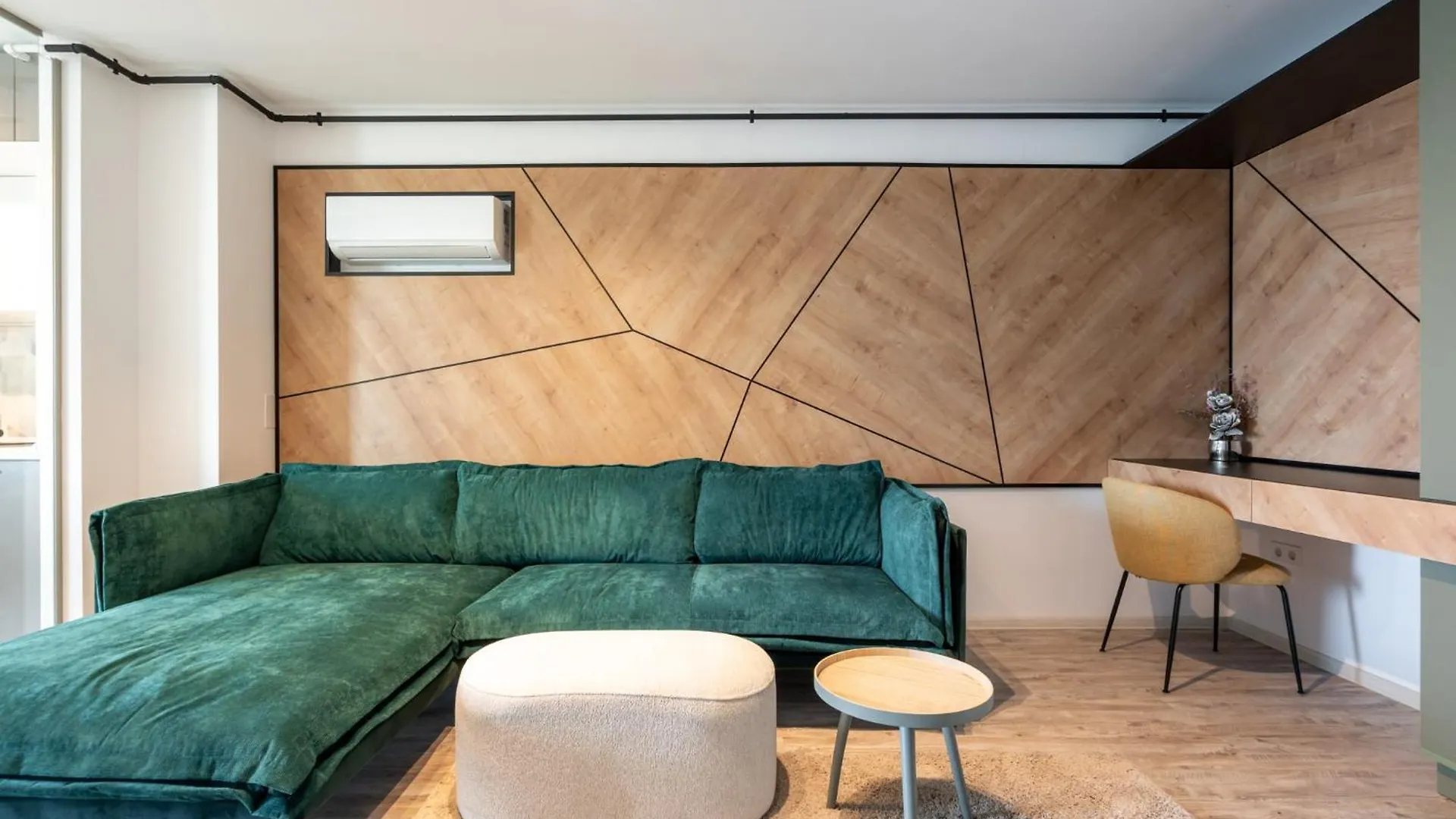 Classy Sassy - Elegant Escape In Timpuri Noi Bucharest