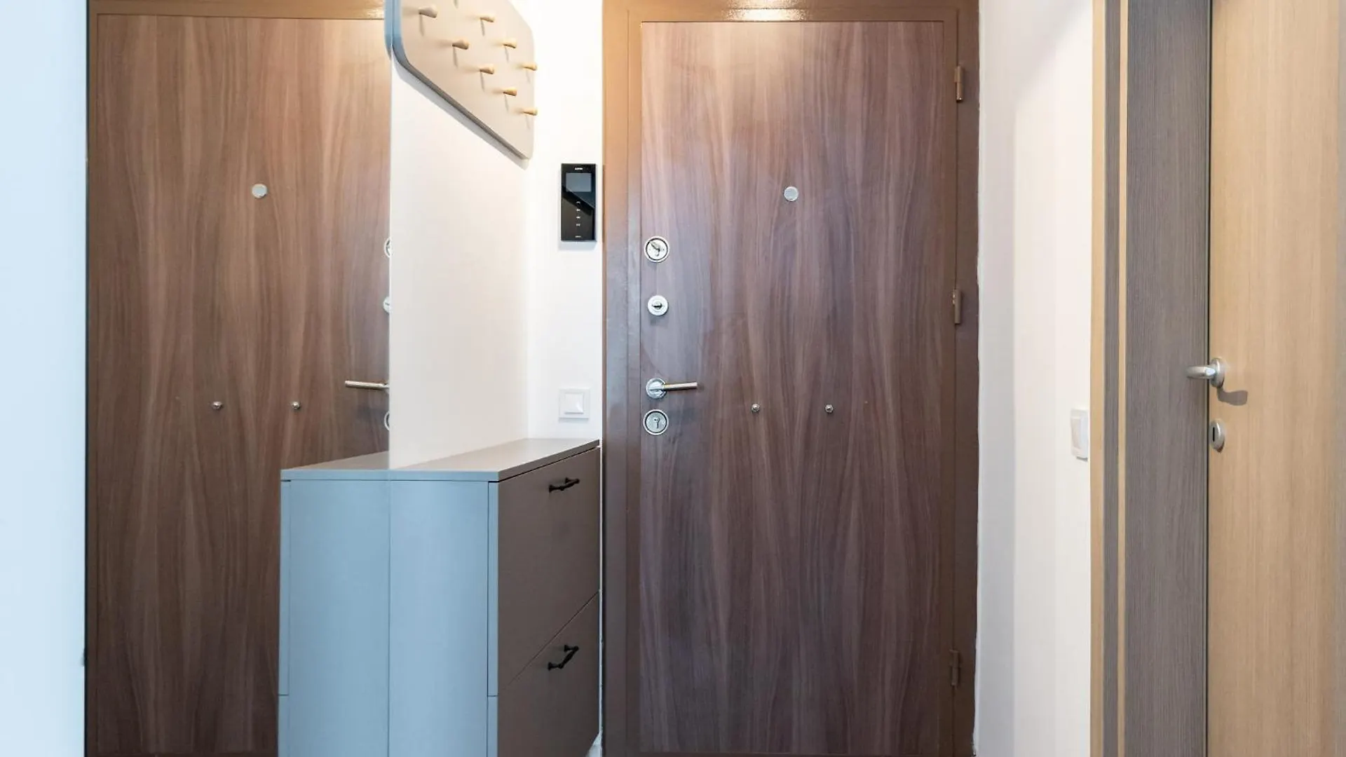 Classy Sassy - Elegant Escape In Timpuri Noi Bucharest Apartment